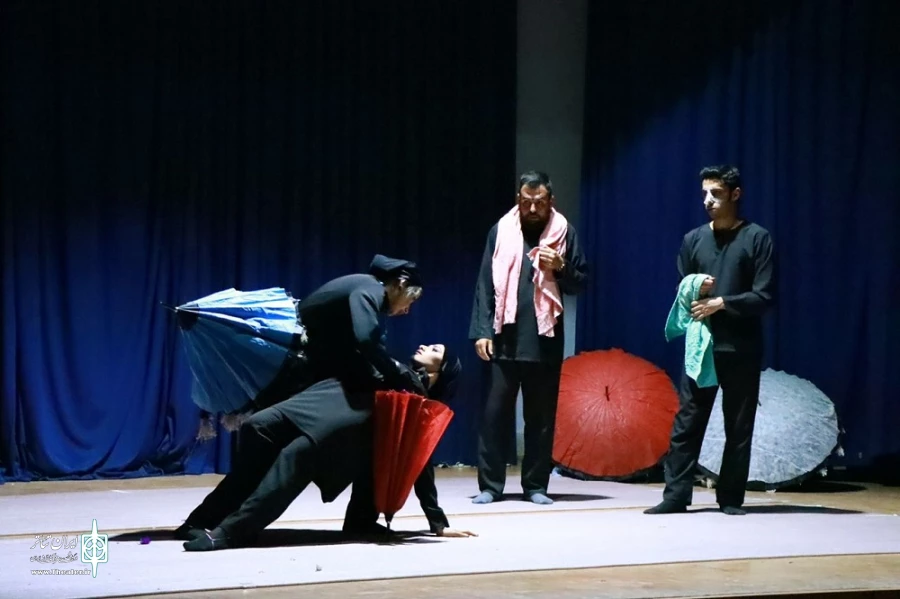نمایش «اخگرکولی» در پیرانشهر به روی صحنه رفت.
 2
