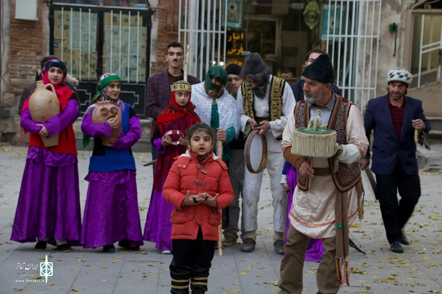 نمایش خیابانی ۲۰۴۰ (بیست،چهل) در شهرستان خوی به اجرا در آمد.
 2