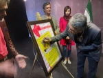 رونمایی از پوستر نمایش «دوست دارم عزیزم» به کارگردانی هوشنگ بابایی.
 2