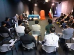 رونمایی از پوستر نمایش «دوست دارم عزیزم» به کارگردانی هوشنگ بابایی.
 2