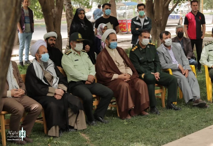 اجرای نمایش خیابانی «پایان عاشقی» در شهرستان شاهین‌دژ.
 2