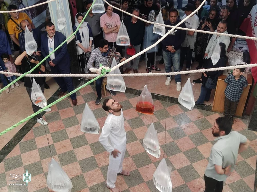 مقاله تئاتر پرفورمنس "شما مرا خواهید کشت" باطراحی علیرضا بابایی در جشنواره نهال به اجرا درامد 2