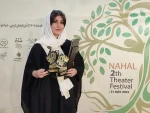 شبنم راموز کارگردان و بازیگر نمایش «سگها مادرت را می‌خورند» جوایز اصلی جشنواره را از آن خود کرد.
 2