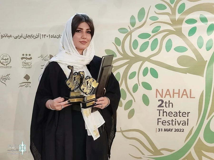 شبنم راموز کارگردان و بازیگر نمایش «سگها مادرت را می‌خورند» جوایز اصلی جشنواره را از آن خود کرد.
 2