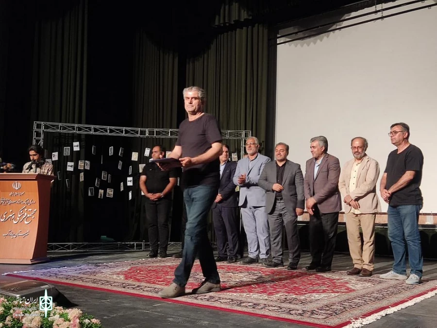 شبنم راموز کارگردان و بازیگر نمایش «سگها مادرت را می‌خورند» جوایز اصلی جشنواره را از آن خود کرد.
 2
