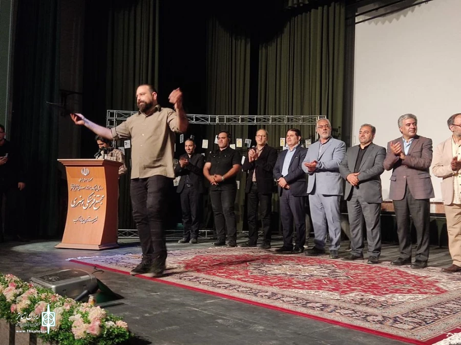 شبنم راموز کارگردان و بازیگر نمایش «سگها مادرت را می‌خورند» جوایز اصلی جشنواره را از آن خود کرد.
 2