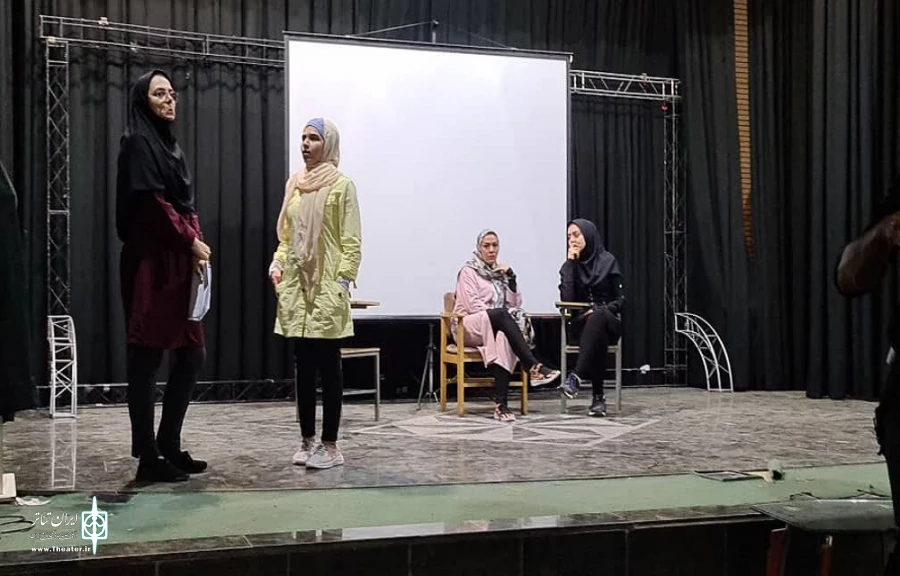  قدمی در سکوت " نمایشی برای ناشنوایان اثری از یاسر رستمی هنرمند ارومیه ای
 2