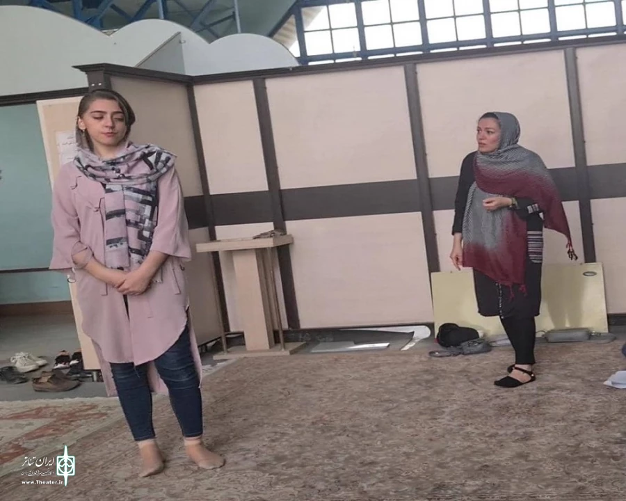 قدمی در سکوت " نمایشی برای ناشنوایان اثری از یاسر رستمی هنرمند ارومیه ای
 2