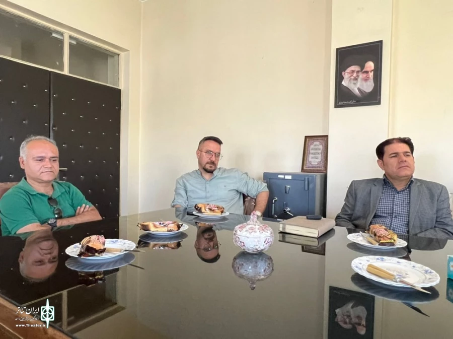 نشست انجمن هنرهای نمایشی استان با معاون و رئیس اداره هنری اداره کل و رئیس مجتمع فرهنگی هنری ارومیه.
 3