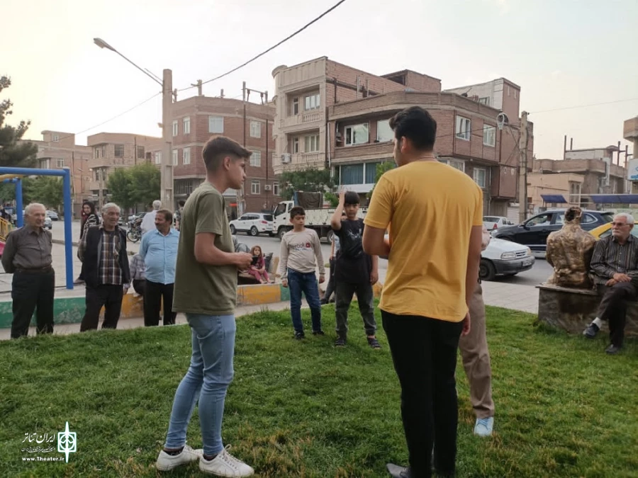 در میان استقبال علاقمندان تئاتر خیابانی با اجرای نمایش «جنگ که تموم نشده»
 2