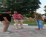 در میان استقبال علاقمندان تئاتر خیابانی با اجرای نمایش «جنگ که تموم نشده»
 2