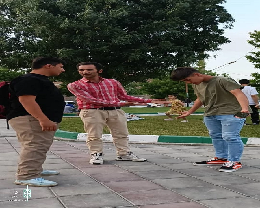 در میان استقبال علاقمندان تئاتر خیابانی با اجرای نمایش «جنگ که تموم نشده»
 2