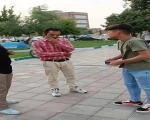 در میان استقبال علاقمندان تئاتر خیابانی با اجرای نمایش «جنگ که تموم نشده»
 2