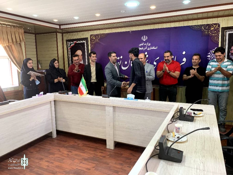 در راستای تجلیل از فعالیت‌های هنرهای نمایشی در شهرستان نقده

 2