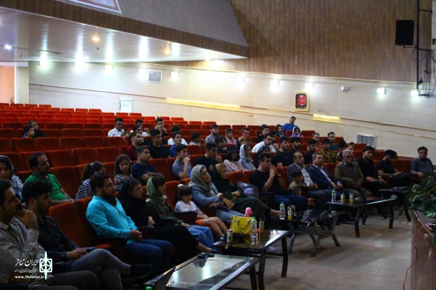 دیدار دکتر قطب الدین  صادقی با هنرمندان بوکان .
 2