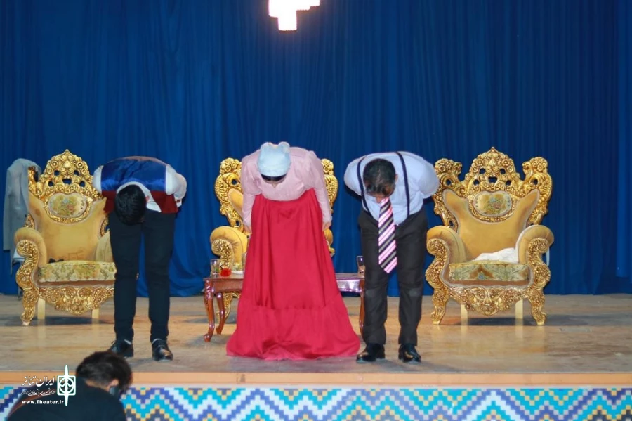  نمایش «خواستگاری» در شهرستان پیرانشهر به صحنه رفت.
 2