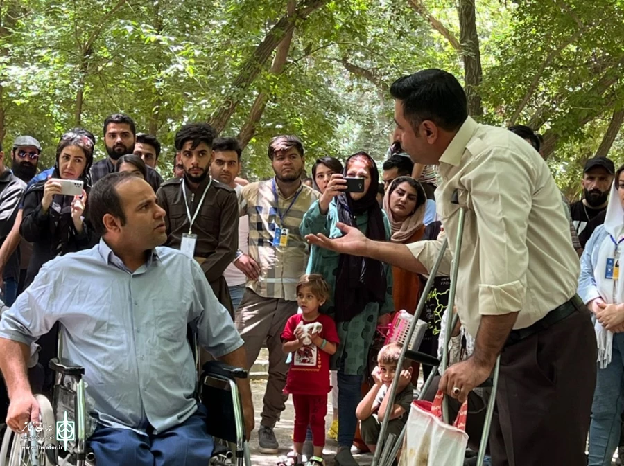 نمایش خیابانی «پروانه‌های زخمی» از شهرستان نقده.
 2