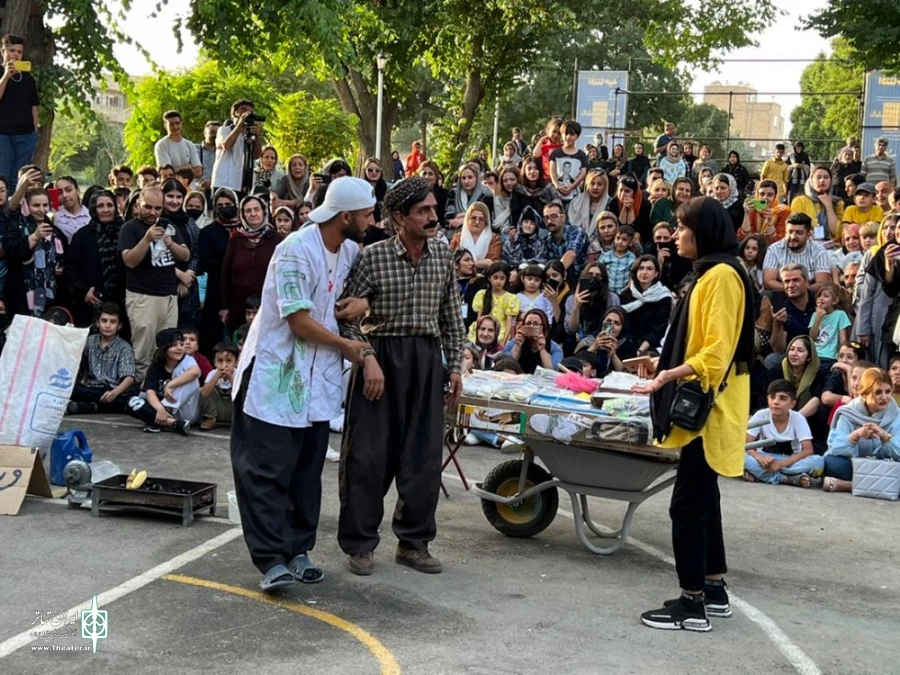 نمایش خیابانی «امروز و دیروز» از شهرستان بوکان.
 2
