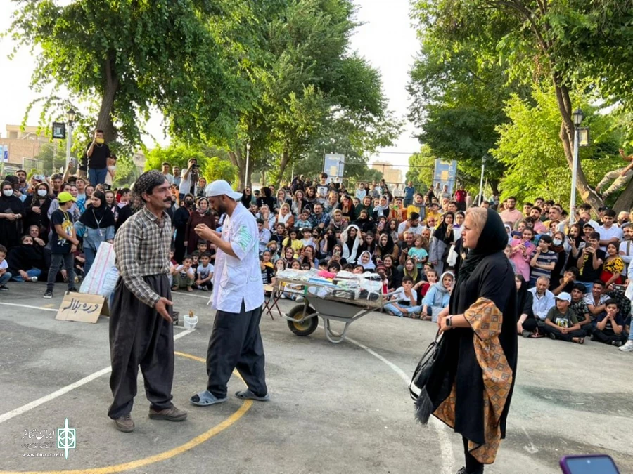 نمایش خیابانی «امروز و دیروز» از شهرستان بوکان.
 2