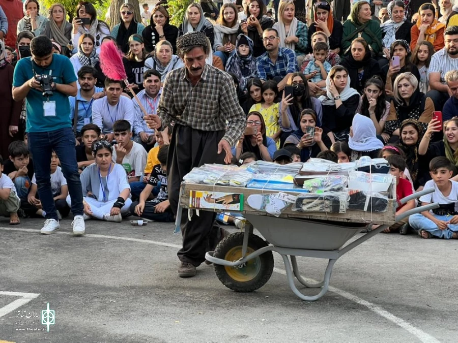 نمایش خیابانی «امروز و دیروز» از شهرستان بوکان.
 2