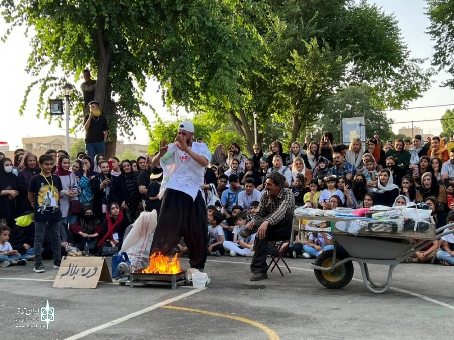 نمایش خیابانی «امروز و دیروز» از شهرستان بوکان.
 2