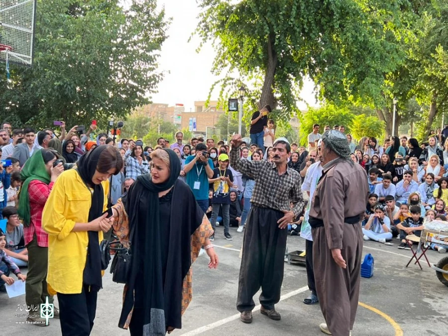 نمایش خیابانی «امروز و دیروز» از شهرستان بوکان.
 2
