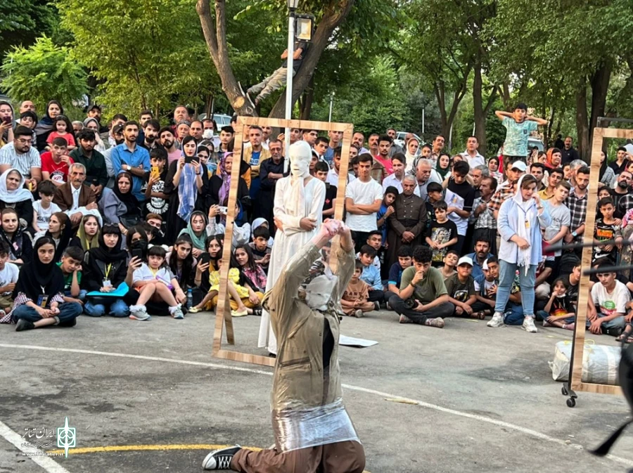 نمایش خیابانی «آتش یا گور» از شهرستان تکاب.
 2