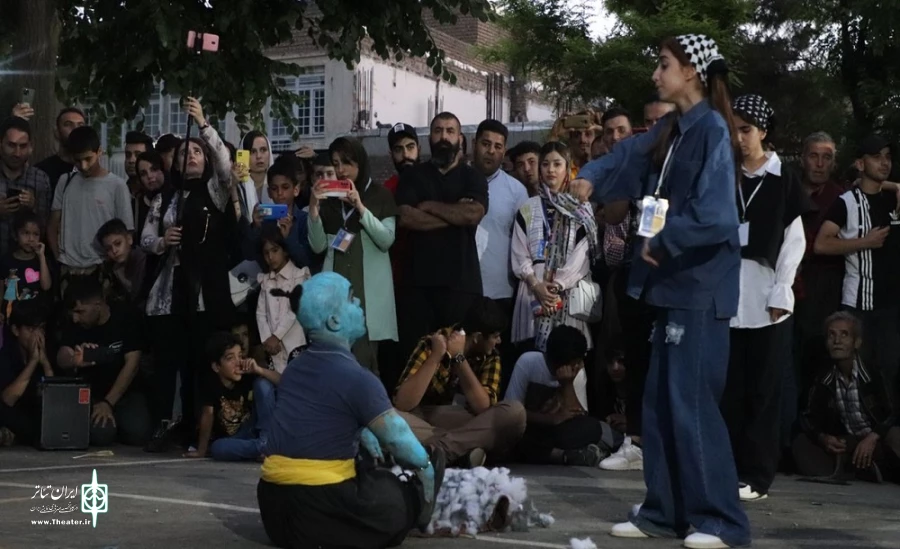 نمایش خیابانی «غول چراغ جادو» از شهرستان بوکان.
 2