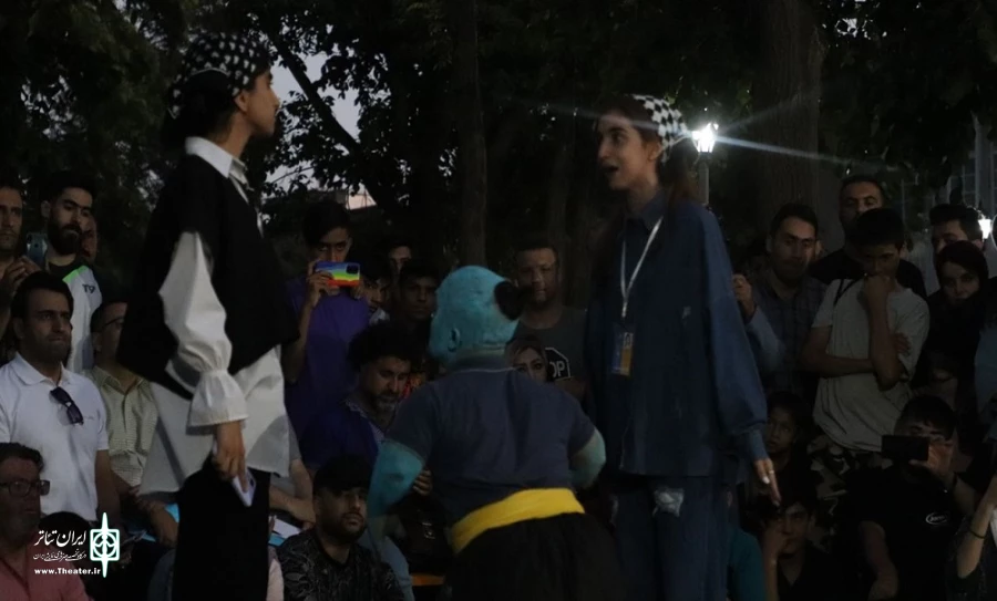 نمایش خیابانی «غول چراغ جادو» از شهرستان بوکان.
 2