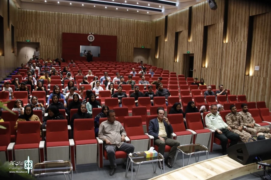 نمایش «باد می‌نویسد» در بازرگان اجرا شد. 4