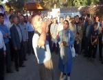 نمایش خیابانی «آخرین فرم عکاس» در شهرستان خوی به اجرا در آمد.
 2