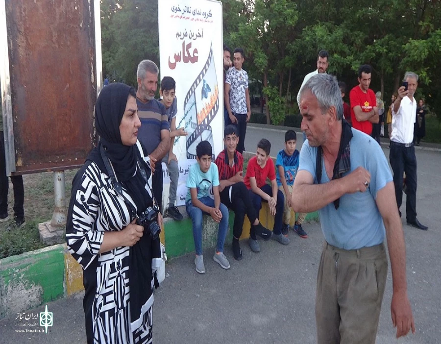 نمایش خیابانی «آخرین فرم عکاس» در شهرستان خوی به اجرا در آمد.
 2