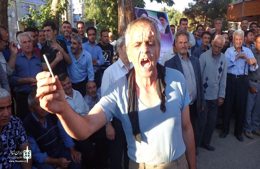 نمایش خیابانی «آخرین فرم عکاس» در شهرستان خوی به اجرا در آمد.
 2