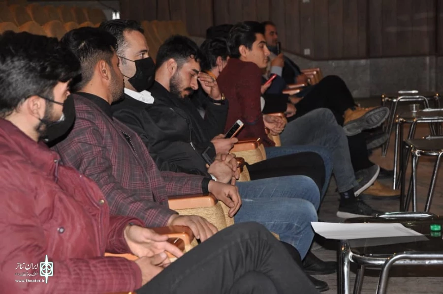 نشست مسئول دفتر هنرهای نمایشی شهرستان شوط با جمعی از کارگردان‌های شهرستان
 2