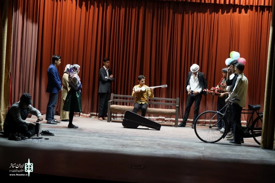 نمایش «خوشبختی مشروط» در شهرستان چایپاره به صحنه رفت.
 2