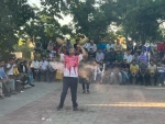 اجرای نمایش خیابانی «شاعیرانه‌کانی شه‌قام» در شهرستان مهاباد اجرا شد
 2