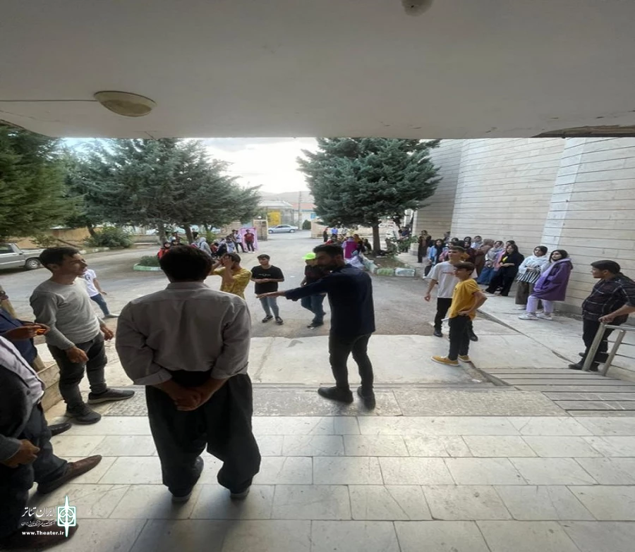 نمایش خیابانی «نمی‌خواهم تو باشم» در پیرانشهر به اجرا در آمد
 2