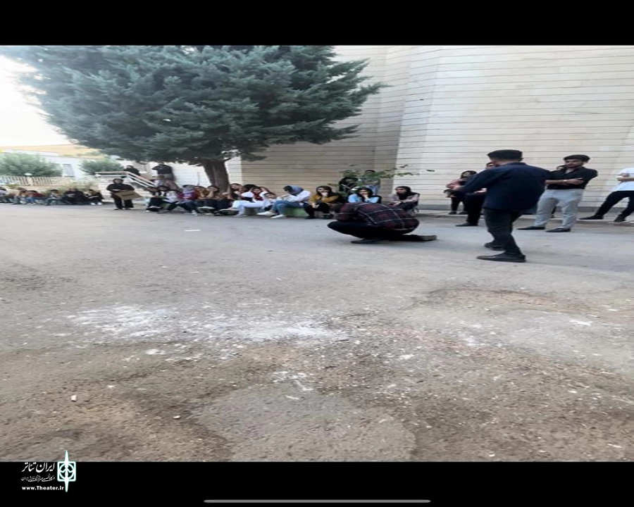 نمایش خیابانی «نمی‌خواهم تو باشم» در پیرانشهر به اجرا در آمد
 2