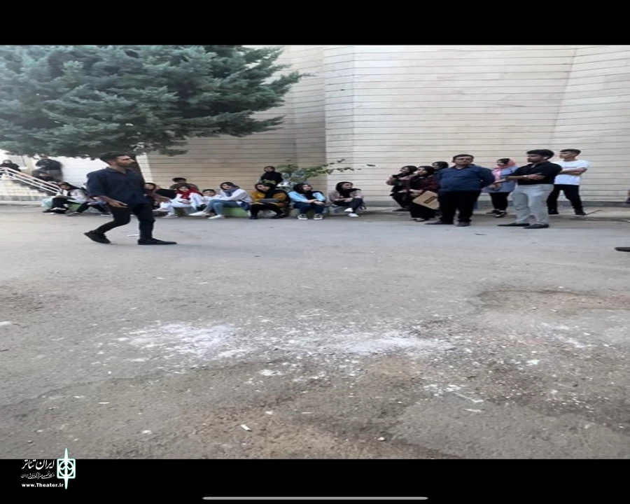 نمایش خیابانی «نمی‌خواهم تو باشم» در پیرانشهر به اجرا در آمد
 2