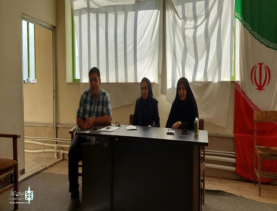 نشست دفتر هنرهای نمایشی شهرستان ماکو و جمعی از هنرمندان تئاتر شهرستان.
 2