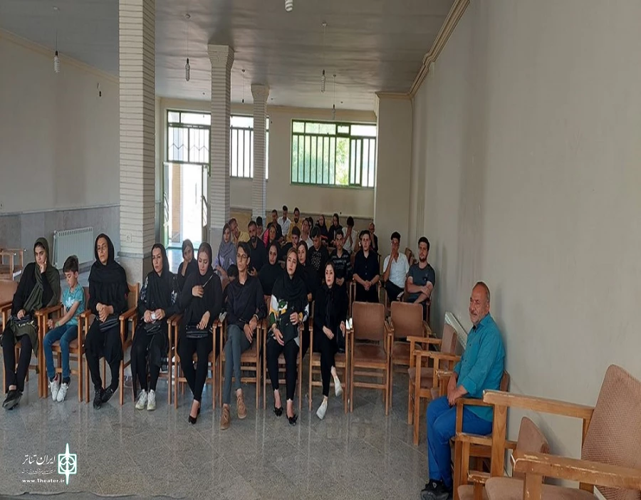 نشست دفتر هنرهای نمایشی شهرستان ماکو و جمعی از هنرمندان تئاتر شهرستان.
 2