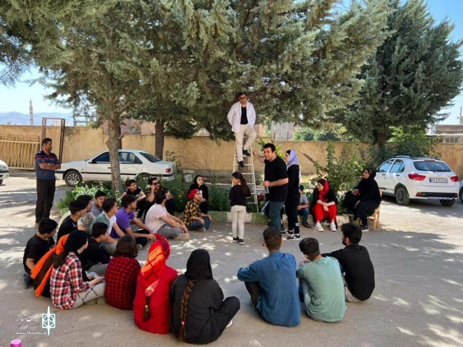 به بهانه برگزاری جشنواره تئاتر خیابانی «زاب» پیرانشهر.
 2