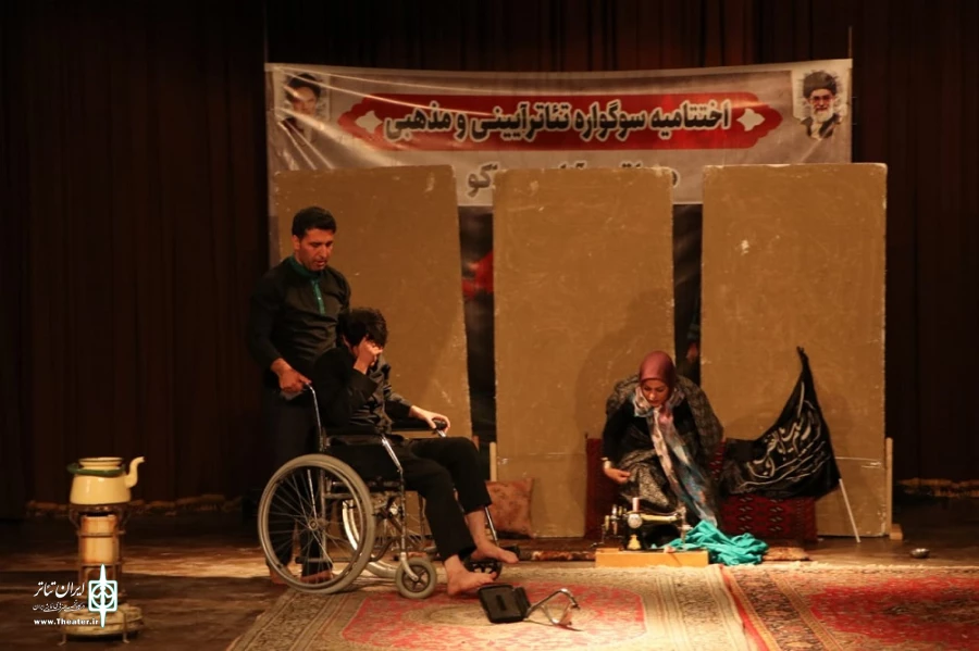 اجرای نمایش «حسین» به کارگردانی ناصر نصرالله زاده
 2