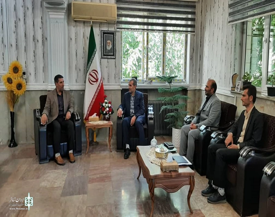 برای برگزاری جشنواره استانی تئاتر طنز قیزیل جام همه پای کار هستند
 2