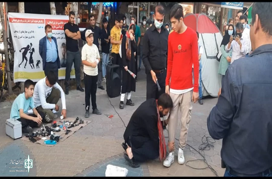 نمایش خیابانی «سوز یک ترانه» در سلماس اجرا  شد.
 2