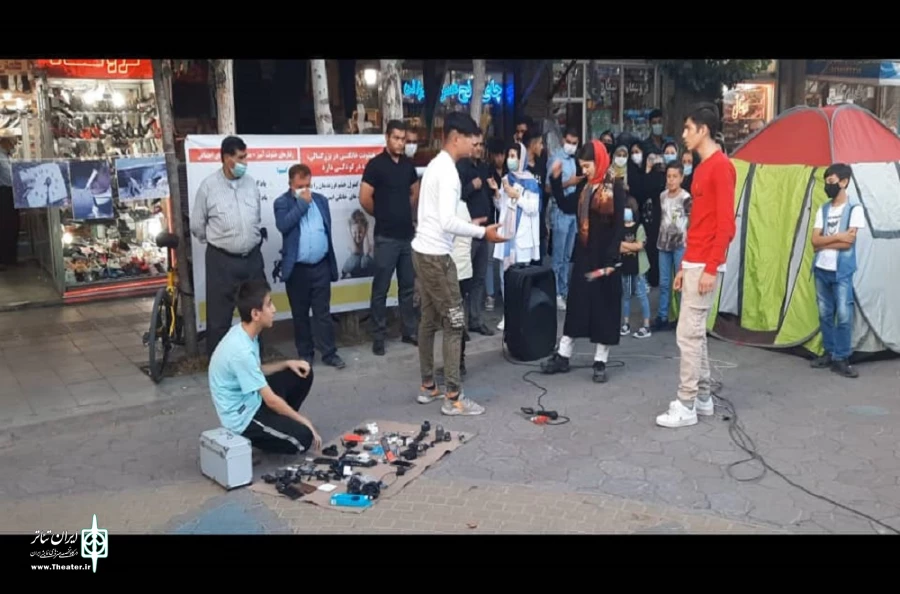 نمایش خیابانی «سوز یک ترانه» در سلماس اجرا  شد.
 2