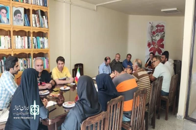 نشست اعضا هیات رئیسه انجمن هنرهای نمایشی استان با هنرمندان ماکو