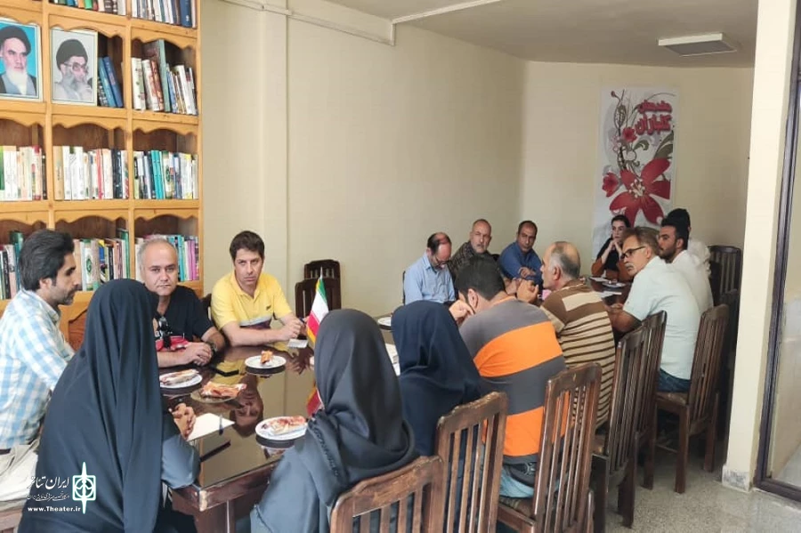 نشست اعضا هیات رئیسه انجمن هنرهاری نمایشی استان با هنرمندان شهرستان ماکو 2