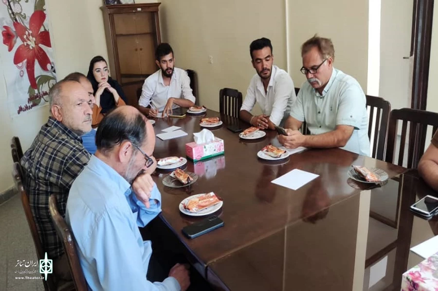 نشست اعضا هیات رئیسه انجمن هنرهاری نمایشی استان با هنرمندان شهرستان ماکو 3