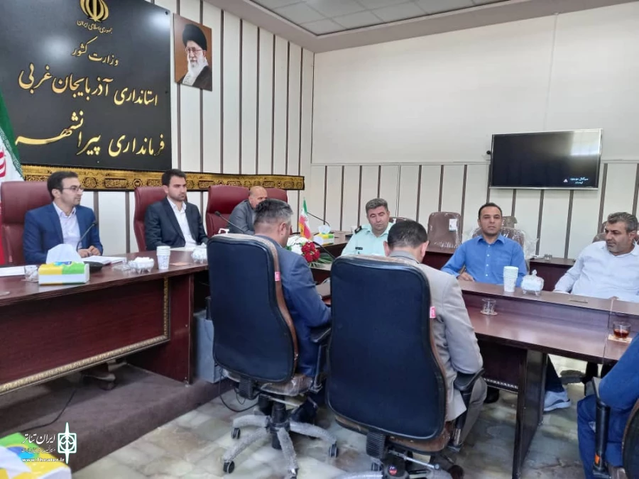 نشست شوارای اداری شهرستان با دبیرخانه نخستین جشنواره تئاتر خیابانی «زاب» 2